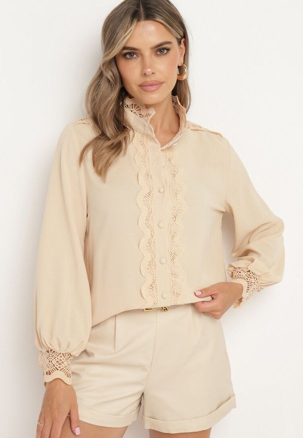 Born2be - Beżowa Koszula ze Stójką i Koronkowymi Zdobieniami Kalla. Typ kołnierza: kołnierzyk stójkowy. Kolor: beżowy. Materiał: koronka. Wzór: aplikacja. Styl: vintage