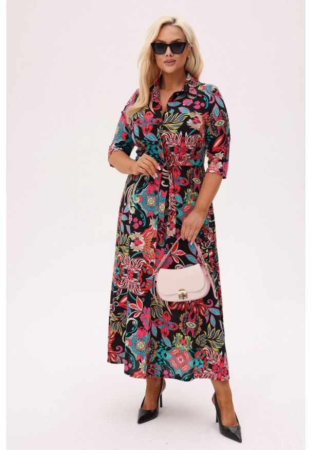 Moda Size Plus Iwanek - Czarna koszulowa sukienka Lola o długości MAXI w print orientalnych kwiatów PLUS SIZE XXL OVERSIZE JESIEŃ. Okazja: na imprezę, na randkę, na spotkanie biznesowe, do pracy, na co dzień. Kolekcja: plus size. Kolor: czarny. Wzór: kwiaty, nadruk. Typ sukienki: koszulowe, oversize, dla puszystych. Materiał: materiał, tkanina, wiskoza, skóra. Sezon: jesień. Styl: elegancki, biznesowy, casual, boho. Długość: maxi