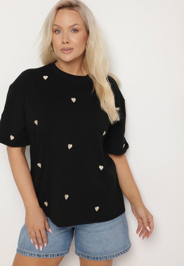 Born2be - Czarny Bawełniany T-shirt Zdobiony Haftem w Kształcie Serc Naloree. Okazja: na co dzień. Kolekcja: plus size. Kolor: czarny. Materiał: bawełna. Wzór: aplikacja, haft. Styl: klasyczny, elegancki, casual