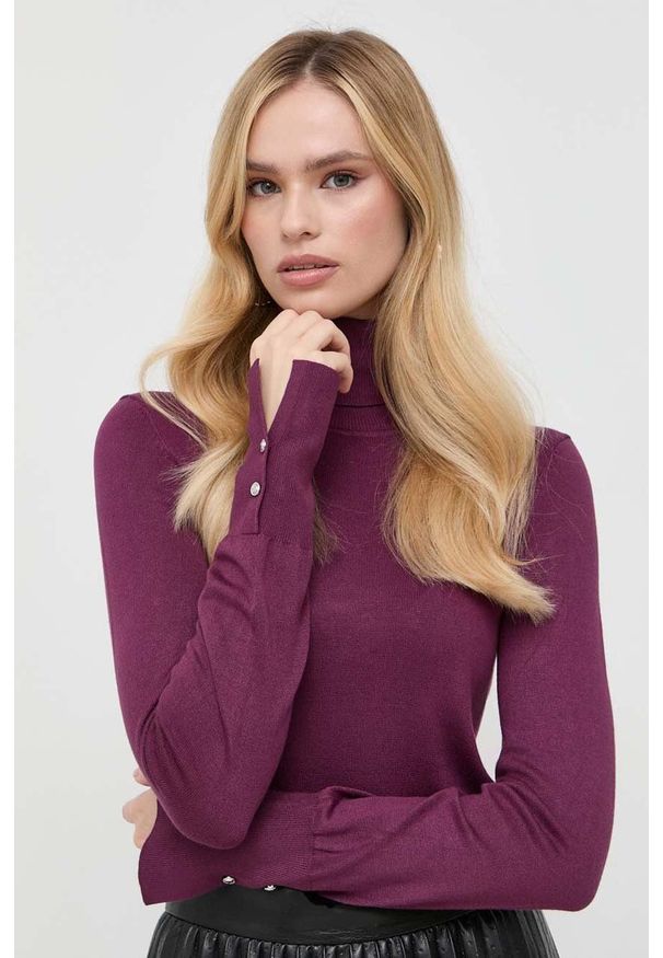 Guess sweter damski kolor fioletowy lekki z golfem. Typ kołnierza: golf. Kolor: fioletowy. Materiał: dzianina. Wzór: gładki