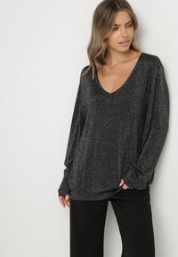 Born2be - Czarny Wiskozowy Sweter o Pudełkowym Kroju z Metaliczną Nitką Essmia. Okazja: na co dzień, na spacer. Typ kołnierza: dekolt w serek. Kolekcja: plus size. Kolor: czarny. Materiał: wiskoza. Styl: klasyczny, casual #5