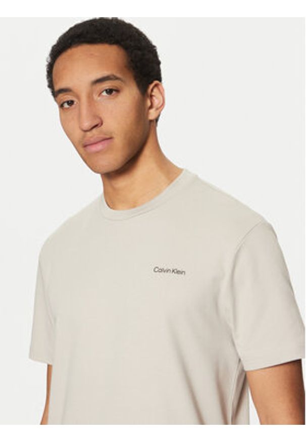 Calvin Klein T-Shirt Micro Logo K10K109894 Beżowy Regular Fit. Kolor: beżowy. Materiał: bawełna