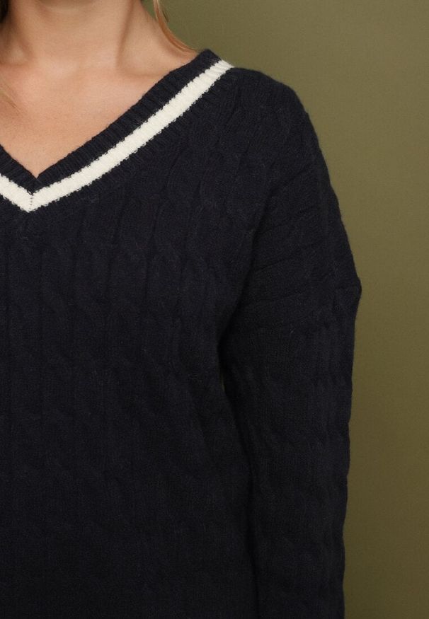 Born2be - Granatowy Sweter Preppy z Domieszką Kaszmiru Zdobiony Strukturalnym Splotem Lorentie. Okazja: na co dzień, do pracy, na spotkanie biznesowe. Typ kołnierza: dekolt w serek. Kolor: niebieski. Materiał: kaszmir. Wzór: aplikacja, ze splotem. Styl: casual, elegancki, biznesowy, klasyczny