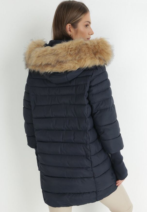 Born2be - Granatowa Kurtka Pikowana z Szerokim Ściągaczem przy Rękawach Rese. Okazja: na co dzień. Kolor: niebieski. Materiał: jeans, futro. Styl: elegancki, casual