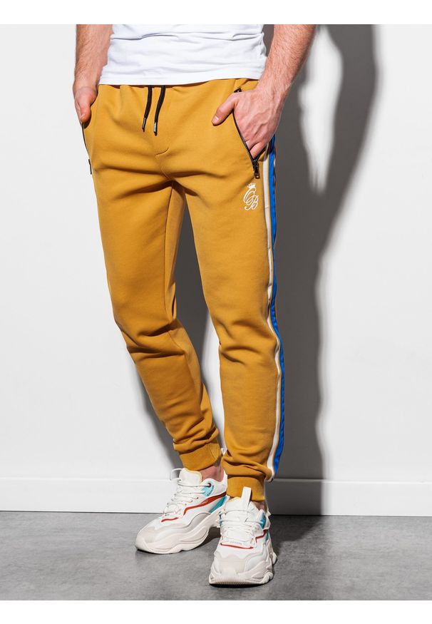 Ombre Clothing - Spodnie męskie dresowe joggery P854 - musztardowe - XXL. Kolor: żółty. Materiał: dresówka. Wzór: kolorowy, haft. Styl: retro