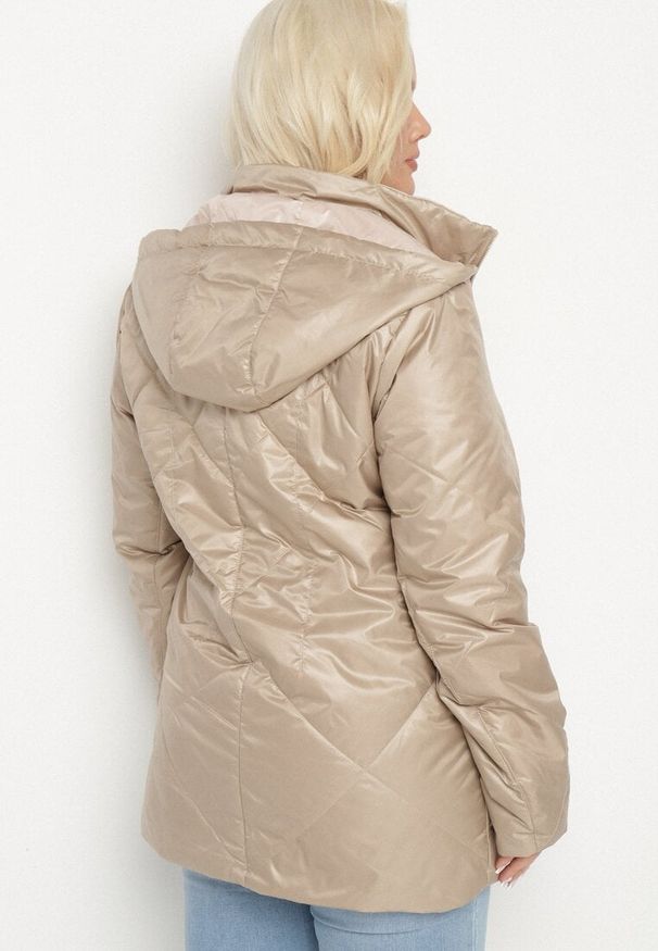 Born2be - Beżowa Kurtka z Odpinanym Kapturem i Ozdobnym Pikowaniem Xalseli. Okazja: na spacer, na co dzień. Kolekcja: plus size. Kolor: beżowy. Materiał: jeans. Styl: elegancki, casual, klasyczny