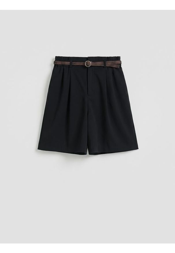 Reserved - Szorty z paskiem - czarny. Kolor: czarny. Materiał: wiskoza, tkanina