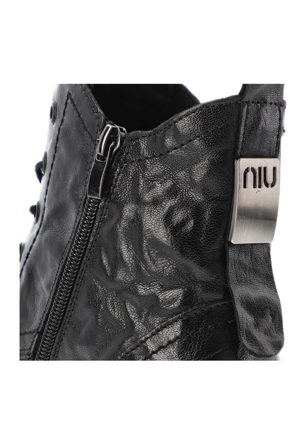 Czarne Botki Artiker Modne Obuwie Damskie. Okazja: na co dzień. Zapięcie: sznurówki. Kolor: czarny. Materiał: skóra. Obcas: na obcasie. Styl: casual, klasyczny. Wysokość obcasa: średni