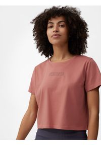 4f - T-shirt crop top z nadrukiem damski. Kolor: różowy. Materiał: bawełna. Wzór: nadruk #1