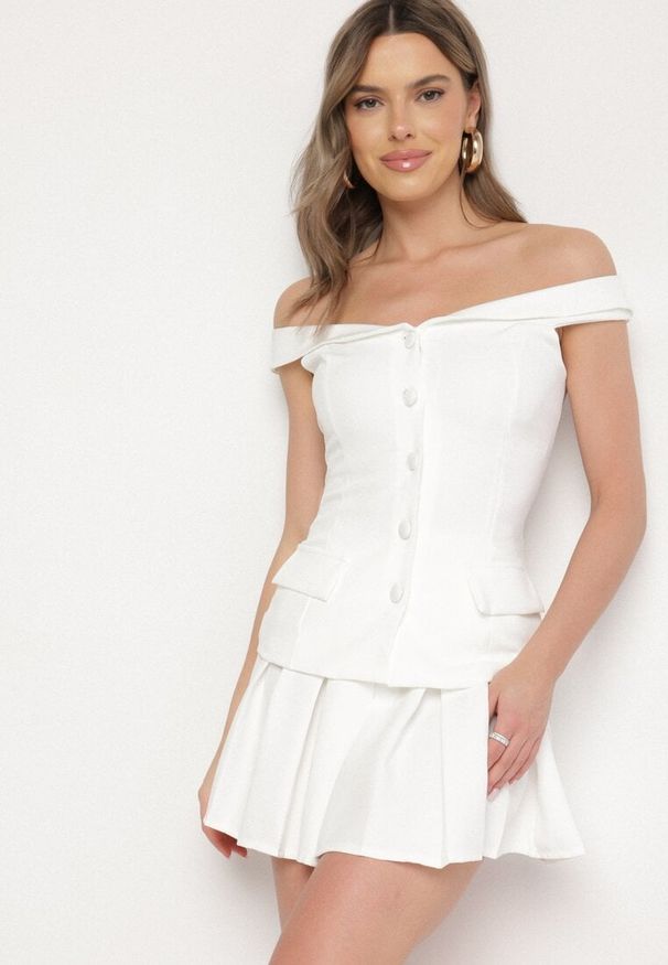 Born2be - Biały Komplet Spódnica i Bluzka Hiszpanka z Guzikami i Imitacją Kieszeni Salendrea. Kolor: biały. Materiał: jeans