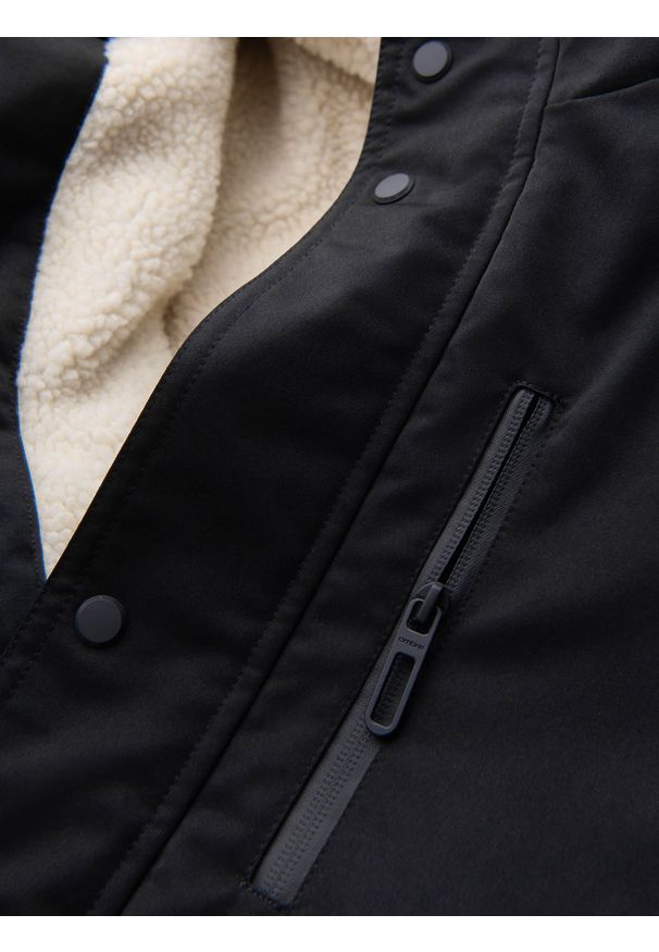Ombre Clothing - Długa kurtka męska parka z kożuszkiem – czarna V4. Typ kołnierza: kaptur. Kolor: czarny. Materiał: guma, wełna, poliester, materiał, syntetyk. Długość: długie. Wzór: aplikacja. Styl: klasyczny