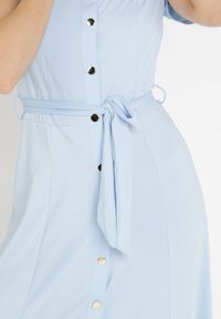 Born2be - Jasnoniebieska Sukienka o Koszulowym Fasonie Wiązana w Talii Ophieithe. Okazja: na co dzień. Kolor: niebieski. Materiał: materiał, dzianina. Długość rękawa: krótki rękaw. Typ sukienki: koszulowe. Styl: casual. Długość: midi #4