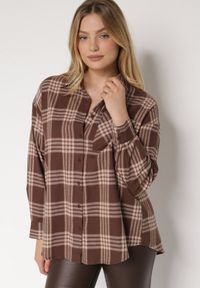 Born2be - Brązowa Bawełniana Koszula w Kratę Monittia. Okazja: na co dzień. Kolor: brązowy. Materiał: bawełna. Styl: klasyczny, casual, elegancki #1