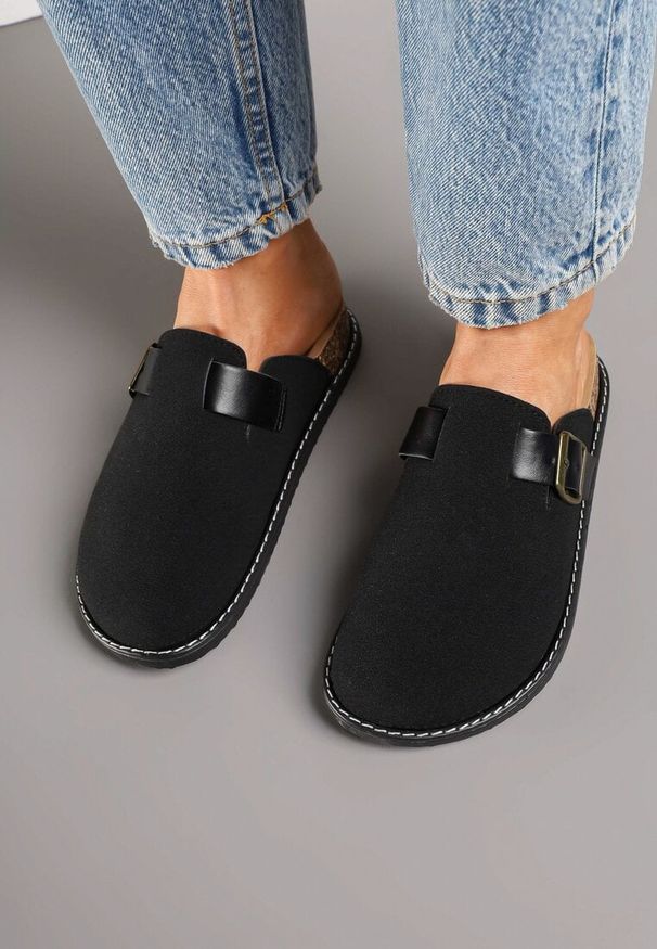 Born2be - Czarne Klapki Chodaki z Paskiem z Klamerką Alisttia. Kolor: czarny. Materiał: jeans. Obcas: na płaskiej podeszwie