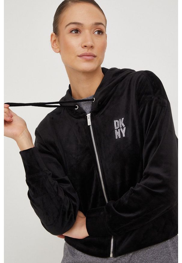 DKNY - Dkny bluza damska kolor czarny z kapturem z aplikacją. Typ kołnierza: kaptur. Kolor: czarny. Wzór: aplikacja