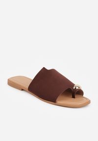 Renee - Brązowe Płaskie Klapki VICES z Paskiem na Duży Palec i Metaliczną Ozdobą Nesassea. Okazja: na co dzień. Kolor: brązowy. Materiał: len, zamsz. Wzór: aplikacja. Sezon: lato. Styl: boho, elegancki, casual #6