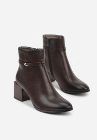 Born2be - Brązowe Eleganckie Botki na Niskim Słupku z Ozdobnym Paskiem z Aplikacją Avelerie. Okazja: na spotkanie biznesowe. Zapięcie: pasek. Kolor: brązowy. Wzór: aplikacja. Obcas: na słupku. Styl: elegancki