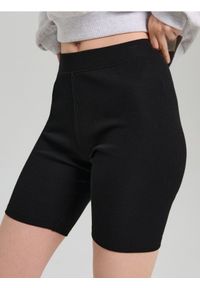 Sinsay - Prążkowane szorty kolarki z bawełną - czarny. Kolor: czarny. Materiał: prążkowany, bawełna #1