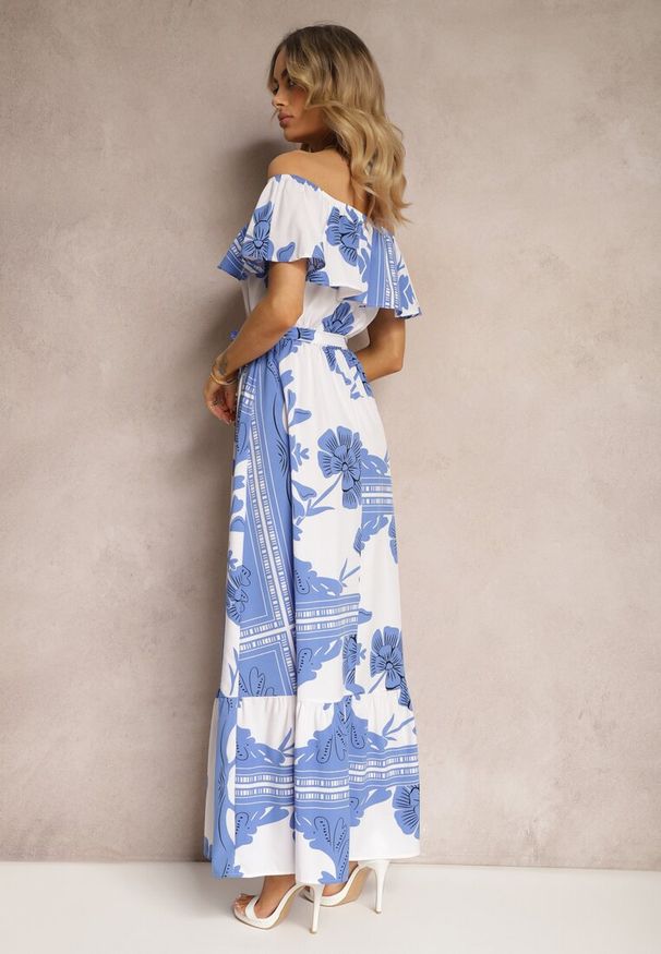 Renee - Niebiesko-Biała Hiszpanka Sukienka z Gumką w Talii i Materiałowym Paskiem z Falbankami Xoneri. Typ kołnierza: kołnierz z falbankami, dekolt hiszpanka. Kolor: niebieski. Materiał: materiał. Długość rękawa: krótki rękaw