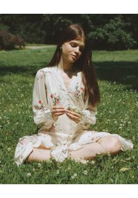 JENESEQUA - Jedwabna sukienka Annecy. Kolor: beżowy. Materiał: jedwab. Wzór: kwiaty, nadruk. Typ sukienki: dopasowane