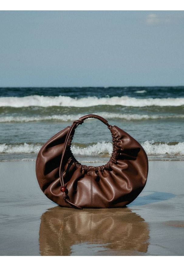 Reserved - Torebka hobo z zawieszką - brązowy. Kolor: brązowy. Materiał: skórzane