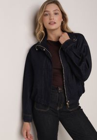 Born2be - Granatowa Jeansowa Kurtka Przejściowa z Bawełny o Kroju Bombki z Kołnierzykiem Jotima. Okazja: na co dzień, na randkę. Kolor: niebieski. Materiał: bawełna, jeans. Styl: casual, elegancki #1