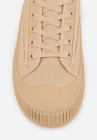 Renee - Ciemnobeżowe Klasyczne Trampki na Żłobionej Podeszwie Levanatia. Kolor: beżowy. Materiał: jeans, koronka. Styl: klasyczny #5