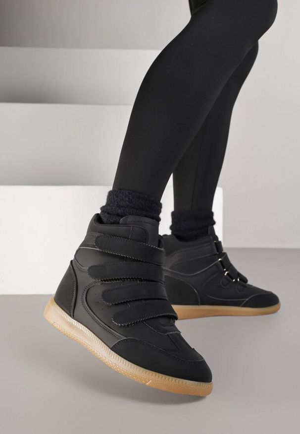 Renee - Czarne Sneakersy na Ukrytym Koturnie Ozdobione Przeszyciami Tlavie. Okazja: na co dzień. Zapięcie: rzepy. Kolor: czarny. Materiał: jeans. Wzór: aplikacja. Obcas: na koturnie