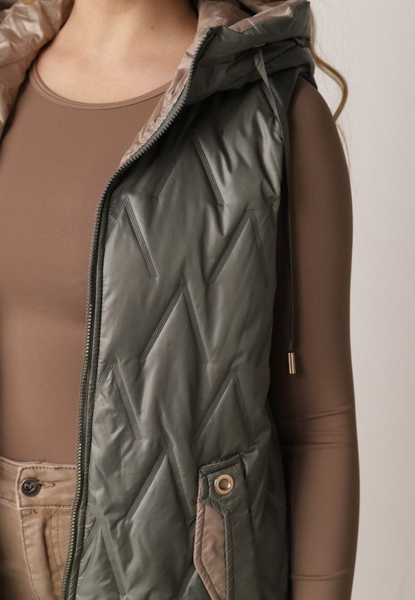 Born2be - Zielona Pikowana Kamizelka o Długim Kroju z Nieodpinanym Kapturem w Romby Dephice. Okazja: na co dzień. Typ kołnierza: kaptur. Kolor: zielony. Materiał: materiał, jeans. Długość: długie. Styl: elegancki, casual