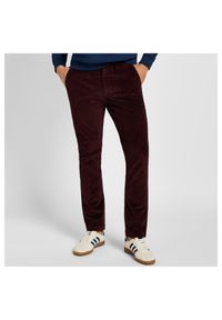 Lee - LEE MĘSKIE SPODNIE SZTRUKSOWE SLIM CHINO VELVET BEET 112355773. Materiał: sztruks