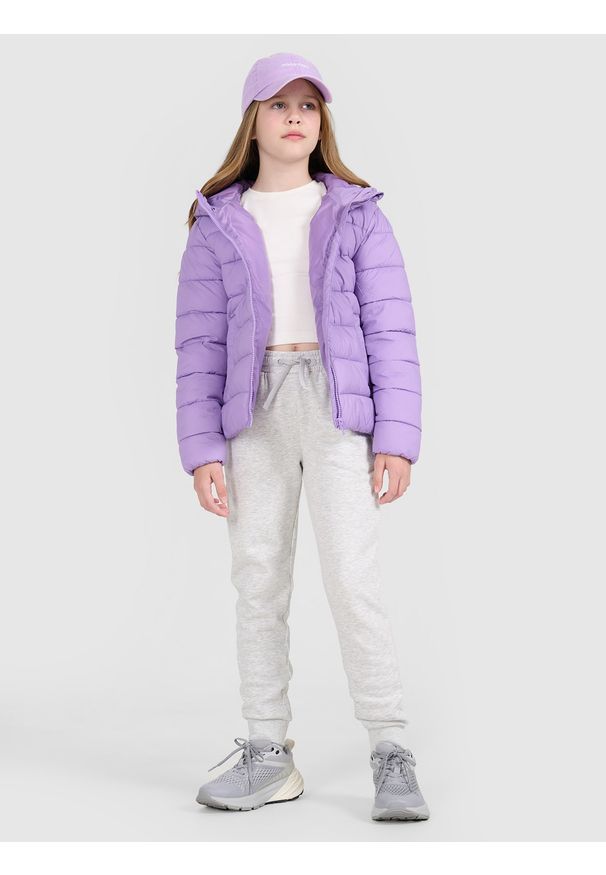 4f - 4F Kurtka puchowa z wypełnieniem syntetycznym dziewczęca - fioletowa 146 (10-11 lat). Okazja: na co dzień. Typ kołnierza: kołnierzyk stójkowy, kaptur. Kolor: fioletowy. Materiał: puch, syntetyk. Długość: długie. Sezon: lato. Styl: casual, elegancki, sportowy, klasyczny