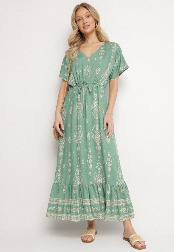 Born2be - Zielona Sukienka Rozkloszowana z Wiskozą w Boho Wzór z Falbaną Turaline. Typ kołnierza: kołnierz z falbankami. Kolor: zielony. Materiał: wiskoza. Sezon: lato. Typ sukienki: rozkloszowane. Styl: boho