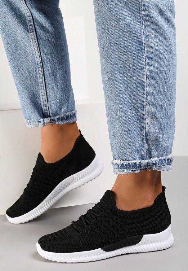 Renee - Czarne Buty Sportowe Lephanthe. Okazja: na co dzień. Zapięcie: bez zapięcia. Kolor: czarny. Materiał: materiał. Szerokość cholewki: normalna