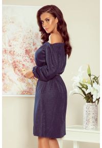 Numoco - Połyskująca sukienka hiszpanka z bufiastymi rękawkami granat. Okazja: na randkę, na imprezę. Typ kołnierza: dekolt hiszpanka. Materiał: dzianina. Długość rękawa: krótki rękaw. Styl: elegancki. Długość: midi #2