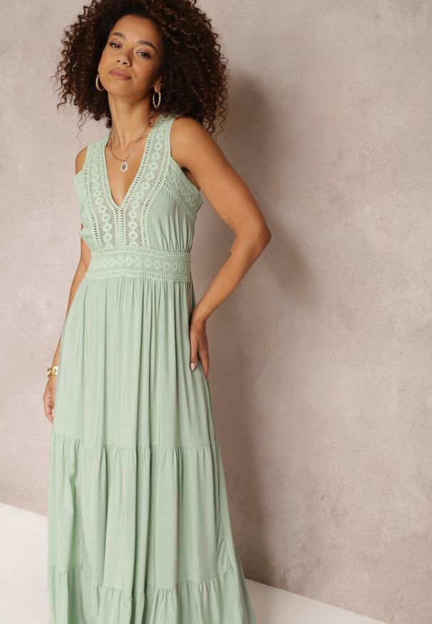 Renee - Zielona Rozkloszowana Sukienka Maxi z Szydełkowanymi Wstawkami Ylivea. Kolor: zielony. Długość rękawa: bez rękawów. Wzór: aplikacja. Sezon: lato. Typ sukienki: rozkloszowane. Długość: maxi