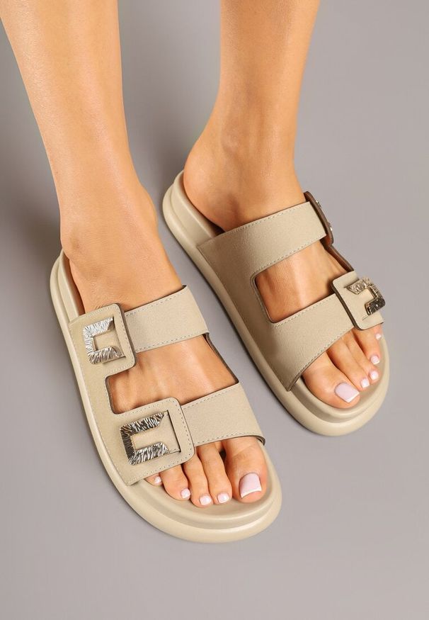 Renee - Beżowe Klapki z Ekozamszu z Paskami Zdobionymi Aplikacjami Vestelle. Okazja: na co dzień. Kolor: beżowy. Wzór: aplikacja. Sezon: wiosna. Obcas: na płaskiej podeszwie. Styl: casual, elegancki