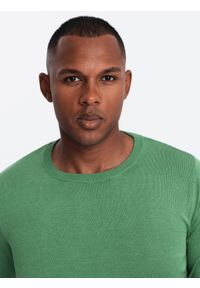 Ombre Clothing - Męski sweter klasyczny z wiskozą BASIC z okrągłym dekoltem – zielony V13 - Rozmiar: XXL. Kolor: zielony. Materiał: wiskoza. Styl: klasyczny