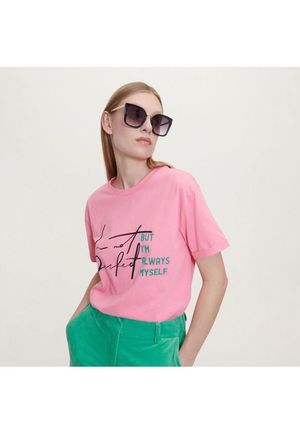 Reserved - T-shirt regular z nadrukiem - Różowy. Kolor: różowy. Wzór: nadruk