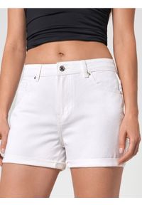 Sinsay - Szorty jeansowe mom high waist - biały. Stan: podwyższony. Kolor: biały. Materiał: jeans