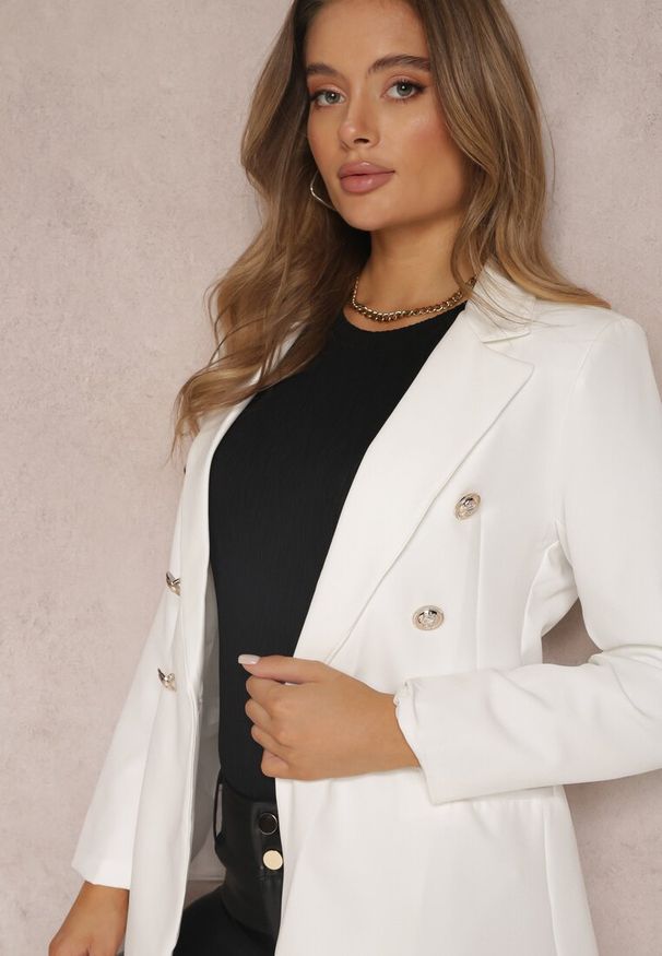 Renee - Biała Marynarka Timatea. Kolor: biały. Materiał: satyna. Długość rękawa: długi rękaw. Długość: długie. Styl: wizytowy, elegancki