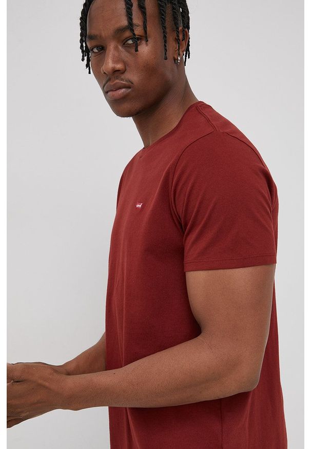 Levi's® - Levi's - T-shirt bawełniany. Okazja: na co dzień, na spotkanie biznesowe. Kolor: czerwony. Materiał: bawełna. Wzór: gładki, aplikacja. Styl: biznesowy, casual