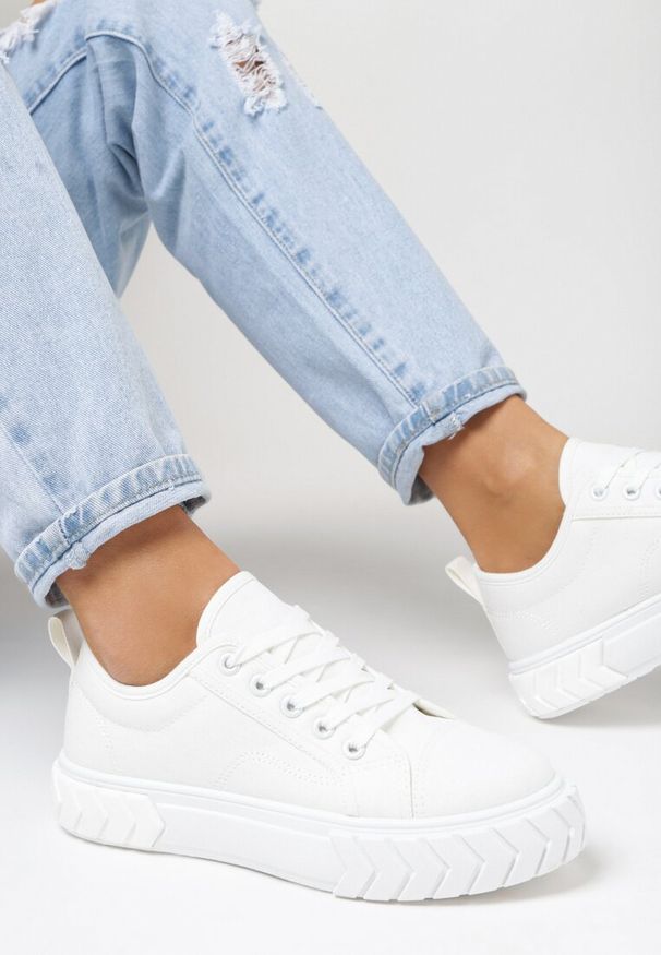 Born2be - Białe Trampki Melitrite. Wysokość cholewki: przed kostkę. Kolor: biały. Materiał: dresówka, materiał, jeans. Szerokość cholewki: normalna. Wzór: aplikacja, jednolity