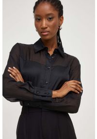 Answear Lab koszula damska kolor czarny relaxed z kołnierzykiem klasycznym. Typ kołnierza: kołnierzyk klasyczny. Kolor: czarny. Materiał: tkanina, jedwab, materiał, lyocell. Długość rękawa: długi rękaw. Długość: długie. Styl: wakacyjny, klasyczny #1