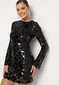 Born2be - Czarna Taliowana Sukienka z Cekinami i Metaliczną Nicią Ventheia. Okazja: na co dzień. Kolor: czarny. Wzór: aplikacja. Typ sukienki: dopasowane. Styl: klasyczny, casual #1