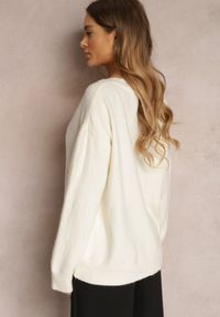 Renee - Biały Sweter z Wiskozy Oversize Conime. Okazja: na co dzień. Typ kołnierza: dekolt w kształcie V. Kolor: biały. Materiał: wiskoza. Długość rękawa: długi rękaw. Długość: długie. Wzór: aplikacja. Styl: casual, elegancki #4