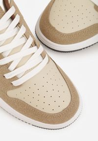 Born2be - Ciemnobeżowe Sneakersy Ozdobione Perforacją Isselina. Okazja: na spacer, na co dzień. Kolor: beżowy. Wzór: aplikacja. Sport: turystyka piesza #3