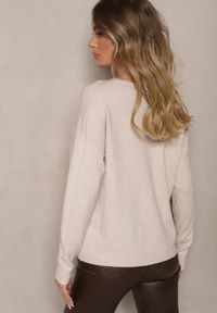 Renee - Jasnobeżowy Klasyczny Sweter z Cyrkoniami na Guzikach Rerige. Okazja: na co dzień. Typ kołnierza: dekolt w łódkę. Kolor: beżowy. Materiał: jeans. Długość rękawa: długi rękaw. Długość: długie. Styl: klasyczny