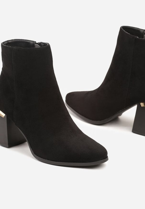 Born2be - Czarne Botki z Imitacji Zamszu na Słupku z Metaliczną Wstawką Zinditha. Okazja: na co dzień. Kolor: czarny. Materiał: zamsz. Obcas: na słupku. Styl: elegancki, casual. Wysokość obcasa: średni