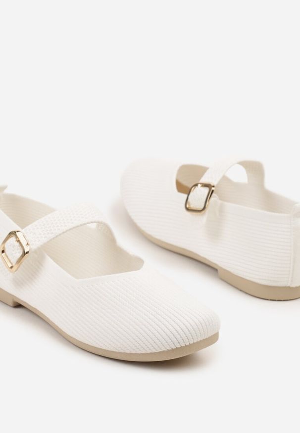 Renee - Białe Balerinki Ozdobione Paskiem Avanellia. Okazja: na co dzień. Zapięcie: pasek. Kolor: biały. Materiał: jeans. Wzór: aplikacja. Styl: elegancki, casual, klasyczny