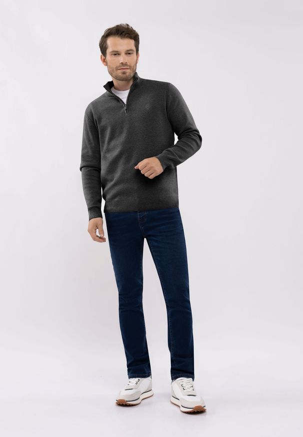 Volcano - Sweter ze stójką S-CARLO. Okazja: na co dzień. Typ kołnierza: kołnierzyk stójkowy. Materiał: poliamid, bawełna, materiał. Długość: długie. Wzór: haft, gładki. Styl: klasyczny, casual